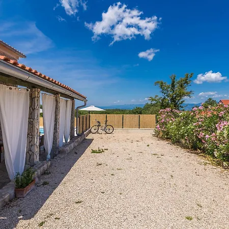 Semesterbostad House Eden Rasopasno